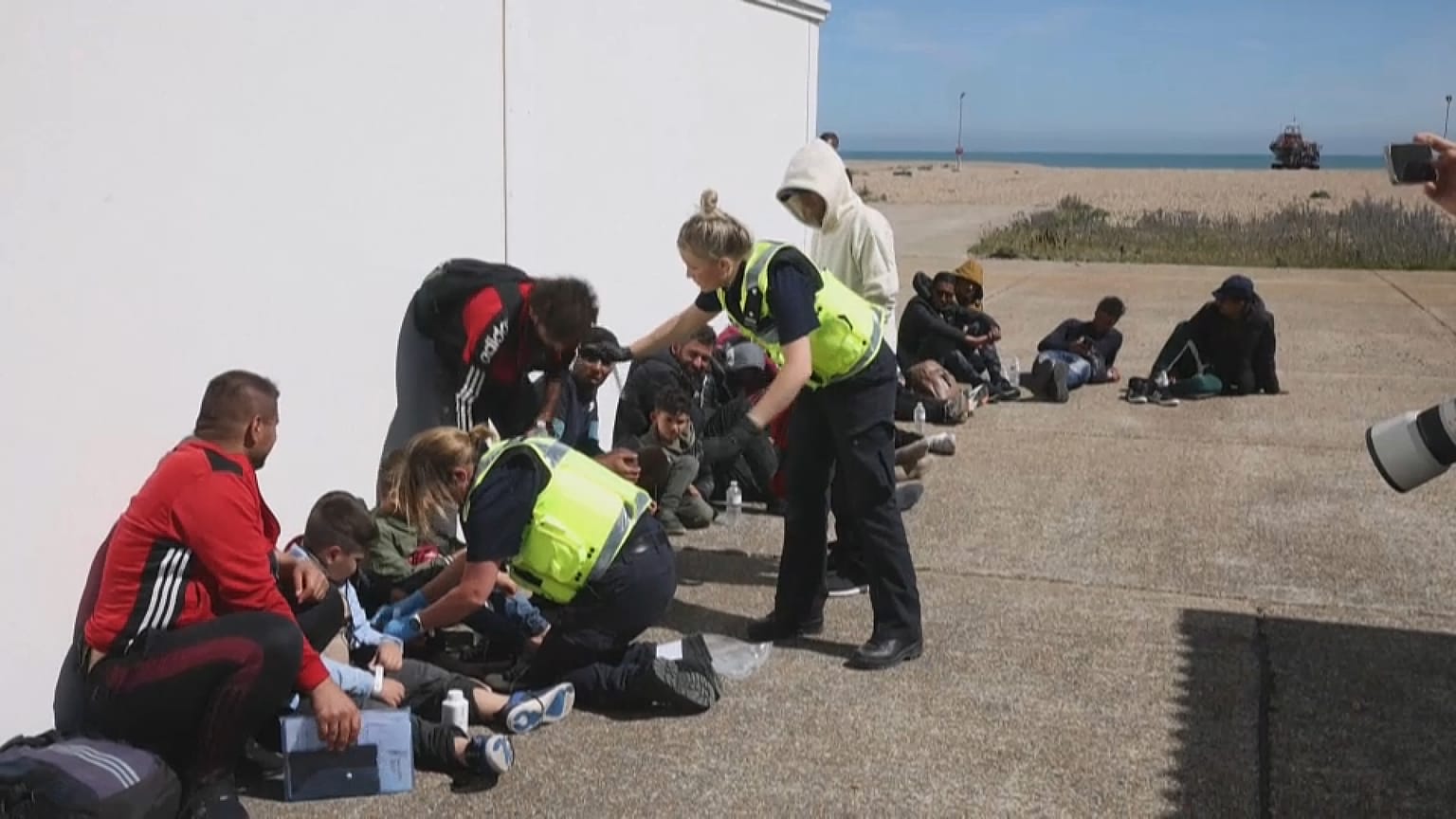 Migrant:innen werden nach der Ankunft in Dover versorgt