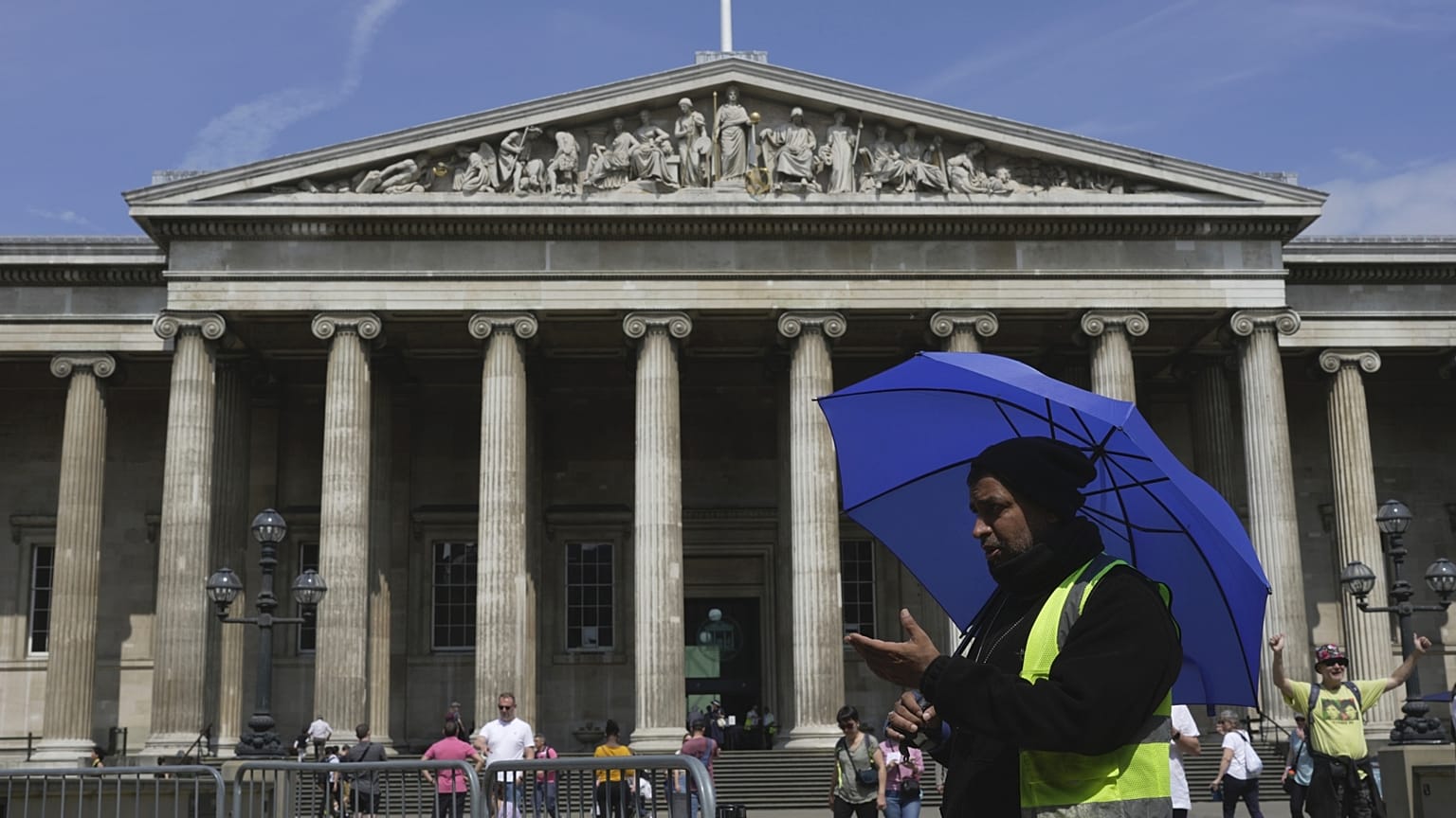 Idegenvezető a British Museumnál a nyári hőségben
