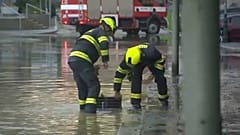 Feuerwehrleute sorgen für einen Abfluss der Wassermassen.