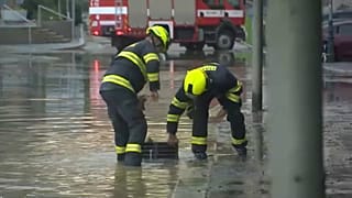 Feuerwehrleute sorgen für einen Abfluss der Wassermassen.