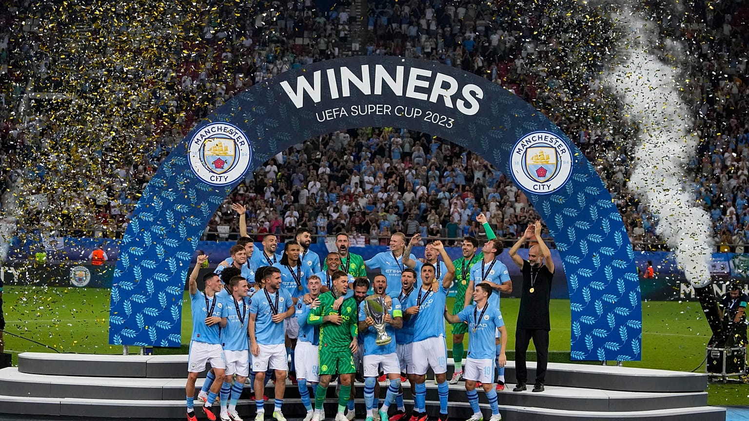 A Manchester City játékosai ünnepelnek a trófeával a labdarúgó Európai Szuperkupa mérkőzése után a pireuszi Karaiszkakisz Stadionban