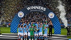 A Manchester City játékosai ünnepelnek a trófeával a labdarúgó Európai Szuperkupa mérkőzése után a pireuszi Karaiszkakisz Stadionban