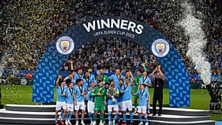 A Manchester City játékosai ünnepelnek a trófeával a labdarúgó Európai Szuperkupa mérkőzése után a pireuszi Karaiszkakisz Stadionban