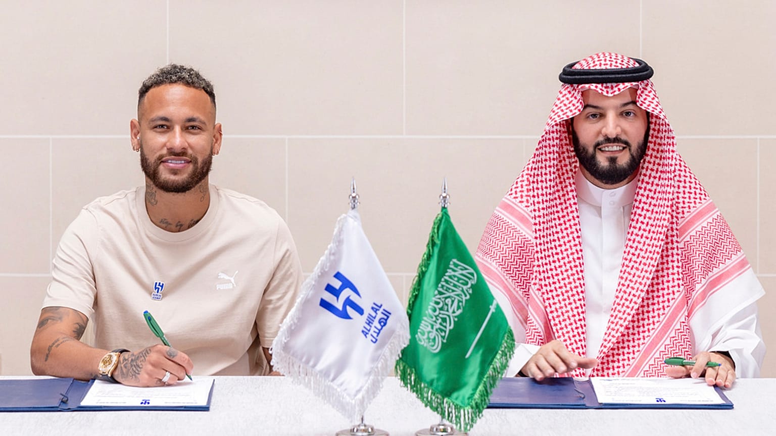 نيمار خلال توقيع العقد