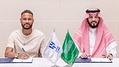نيمار خلال توقيع العقد