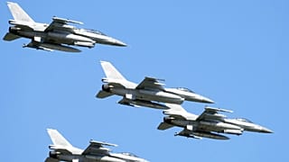 Amerikai F-16-os vadászgépek a minapi varsói katonai parádén