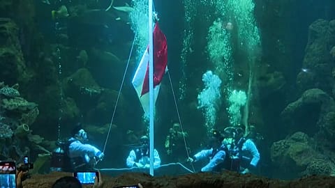 Un lever de drapeau indonésien pas comme les autres.