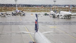 O aeroporto de Frankfurt foi atingido por fortes chuvas na quarta-feira à noite.