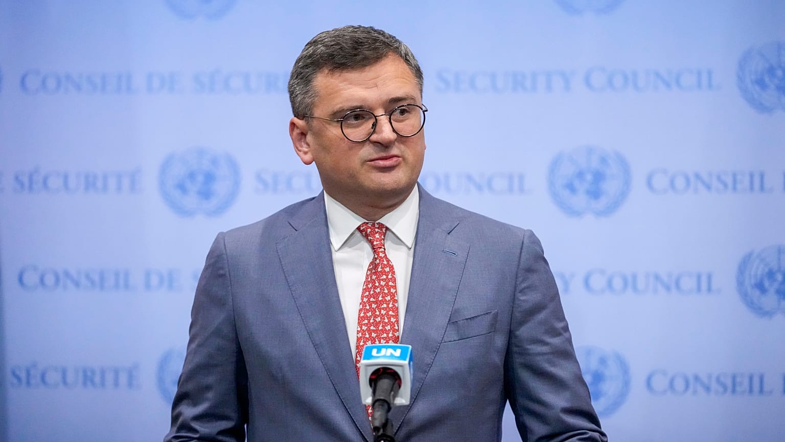 El ministro de Asuntos Exteriores ucraniano, Dmitró Kuleba, habla con los periodistas antes de asistir a una reunión del Consejo de Seguridad sobre la situación en Ucrania.