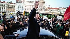 André Ventura, líder del partido populista Chega gesticula mientras hace campaña en el centro de Lisboa, el viernes 28 de enero de 2022.