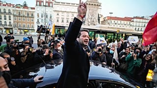 André Ventura, líder del partido populista Chega gesticula mientras hace campaña en el centro de Lisboa, el viernes 28 de enero de 2022.
