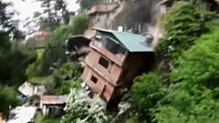 Una casa entera, junto con otros edificios, se desplomó por un acantilado en un corrimiento de tierras masivo en Shimla, Himachal Pradesh. 