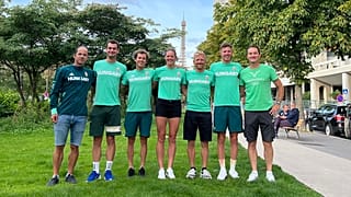 Bragmayer Zsanett (középen) a magyar csapat tagjaival Párizsban, háttérben az Eiffel-torony a