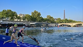 Atletas nadan en el río Sena en la primera etapa de la prueba de triatlón femenino para los Juegos Olímpicos de París 2024 en París, el jueves 17 de agosto de 2023.