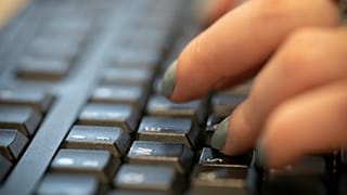 امرأة تكتب على لوحة مفاتيح في نيويورك