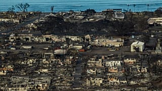 La localidad de Lahaina, en la isla de Maui, en Hawái, reducida a cenizas por los incendios.