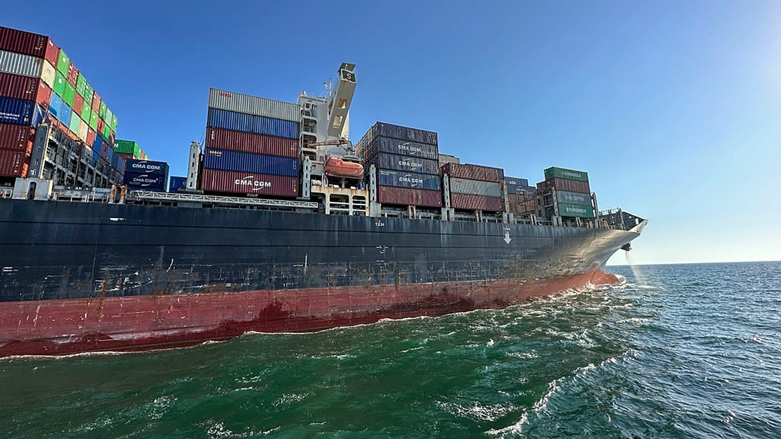 Ein Containerschiff fährt durch den provisorischen Korridor für Handelsschiffe aus dem ukrainischen Schwarzmeerhafen Odessa, 16. August 2023.