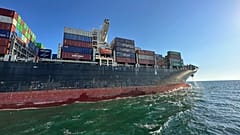 Ein Containerschiff fährt durch den provisorischen Korridor für Handelsschiffe aus dem ukrainischen Schwarzmeerhafen Odessa, 16. August 2023.