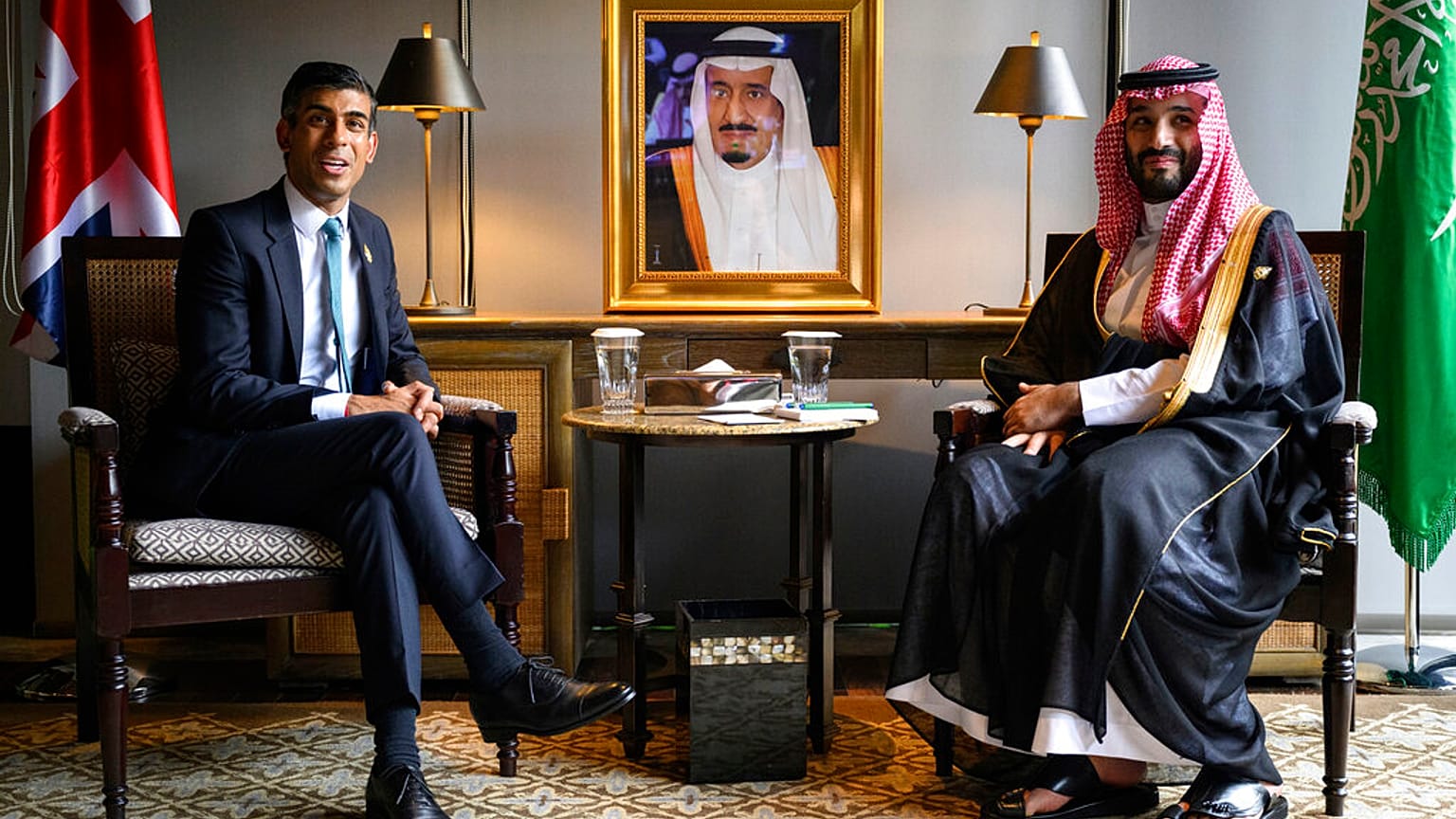 رئيس الوزراء البريطاني ريشي سوناك وولي العهد السعودي الأمير محمد بن سلمان خلال اجتماع ثنائي في قمة مجموعة العشرين في نوسا دوا، بالي، إندونيسيا، الثلاثاء 15 نوفمبر 2022  