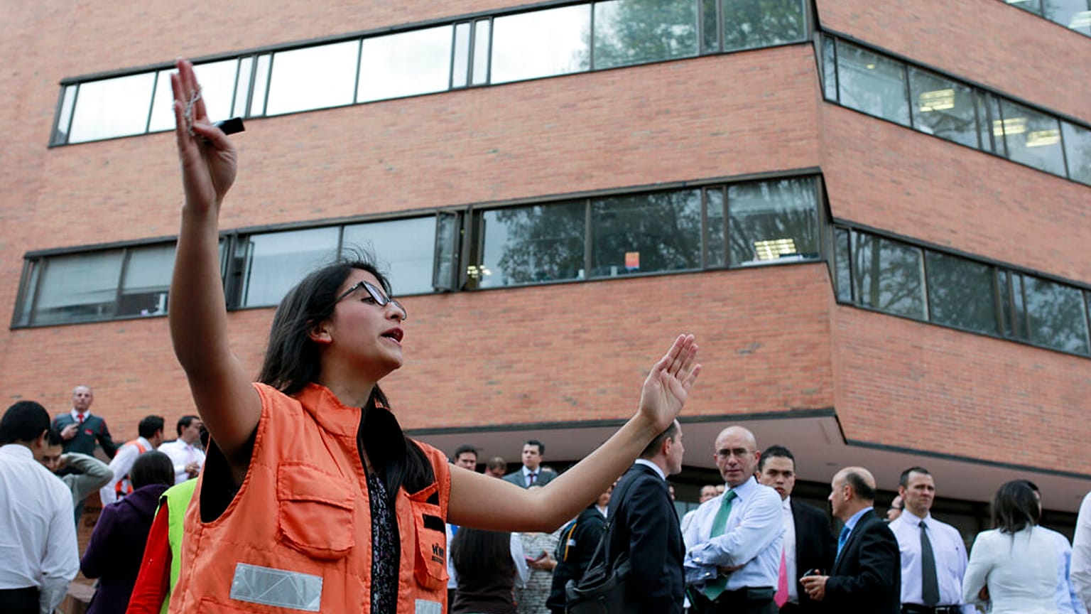 Menschen in Bogotá versammelten sich nach dem Erdbeben auf den Straßen