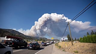 Nuvens de fumo são visíveis a quilómetros de distância.
