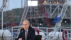 Putyin elnök beszédet mond az első orosz LNG-kitermelő platform megnyitó ünnepségén Belokamenkánál 2023. július 20-án