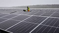 Am 1\. April 2022 werden Solarmodule in einer schwimmenden Photovoltaikanlage auf einem See in Haltern, Deutschland, installiert. 