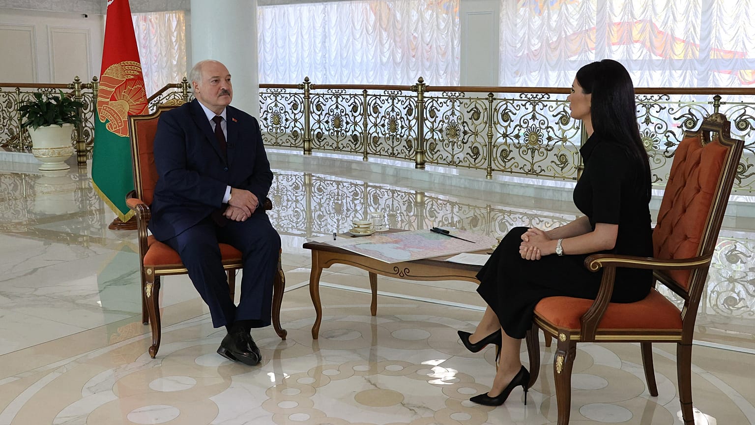 Belarus' President Alexander Lukashenko (L) speaks with Ukrainian journalist Diana Panchenko.