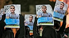 متظاهرون بحرينيون مناهضون للحكومة يرفعون صورًا لناشط حقوق الإنسان المسجون نبيل رجب خلال احتجاج تضامني في البحرين