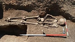 اسکلت دختر نوجوان متعلق به قرون وسطی 