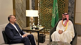 ولي العهد السعودي الأمير محمد بن سلمان، إلى اليمين، يتحدث مع وزير الخارجية الإيراني حسين أميرآبد اللهيان في جدة