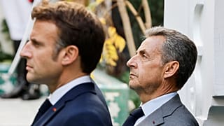 امانوئل ماکرون (سمت چپ) و نیکولا سارکوزی (سمت راست) در جریان بازدید از مسجد بزرگ پاریس، در ۱۹ اکتبر ۲۰۲۲.