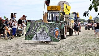Egy feldíszített traktor a Párizsba tartó vízkonvojból 2023.08.18-án. 