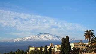 L'Etna è uno dei vulcani più attivi d'Europa e nell'ultimo decennio è stato in uno stato di attività quasi costante