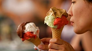 ARQUIVO: Clientes saboreiam cones à porta da gelataria Giolitti, em Roma, em 2010.