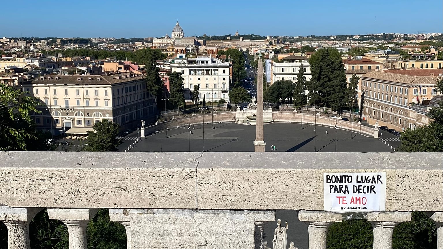 Una de las pegatinas de Jorge Villegas en la Terraza del Pincio de Roma, que dice (trad.) "Un bonito lugar para decir 'te quiero'". Martes 8 de agosto de 2023.