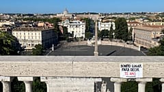 Una de las pegatinas de Jorge Villegas en la Terraza del Pincio de Roma, que dice (trad.) "Un bonito lugar para decir 'te quiero'". Martes 8 de agosto de 2023.