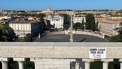 One of Jorge Villegas's stickers in Rome's Pincio Terrace, saying (transl.) "A pretty place to say 'I love you'". Tuesday 8 August, 2023.