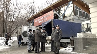 Tíz évvel ezelőtti felvétel: rendőrök a moszkvai Szaharov Központ előtt