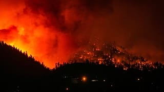 A pénteki összesítés 1050 kanadai erdőtüzet sorol