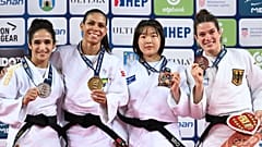 Die Brasilianerin Jessica Pereira (Zweite von links) mit Goldmedaille.