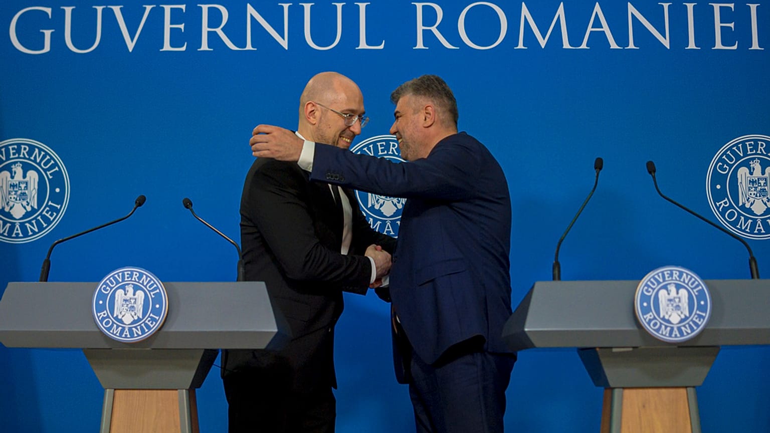 Marcel Ciolacu, primer ministro de Ruman´ía, con su homólogo ucraniano, Denys Shmyhal, en el Palacio de la Victoria en Bucarest