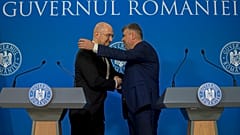 Marcel Ciolacu, primer ministro de Ruman´ía, con su homólogo ucraniano, Denys Shmyhal, en el Palacio de la Victoria en Bucarest