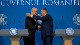 Marcel Ciolacu, primer ministro de Ruman´ía, con su homólogo ucraniano, Denys Shmyhal, en el Palacio de la Victoria en Bucarest