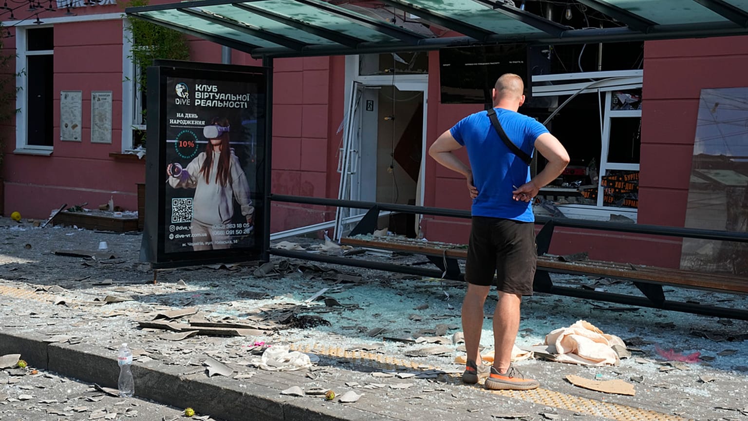 Un homme regarde les dégâts dans une rue après une attaque russe à Chernihiv, en Ukraine, samedi 19 août 2023.