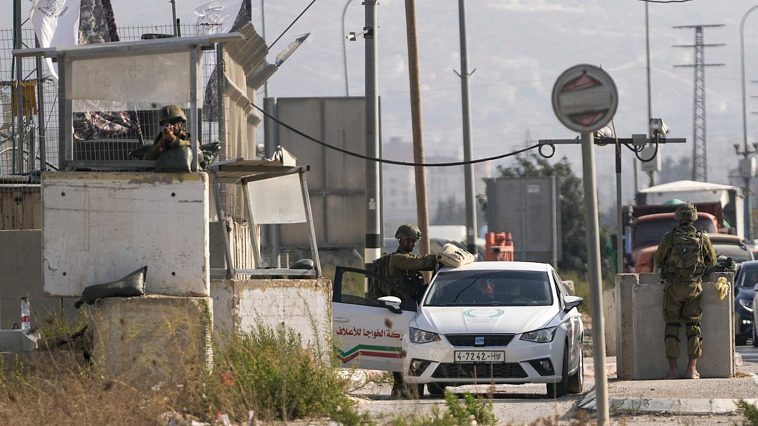 Des militaires israéliens au check point de Hawara en Cisjordanie, samedi 19 août 2023.