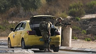 Israelische Soldaten durchsuchen ein palästinensisches Taxi bei Huwara