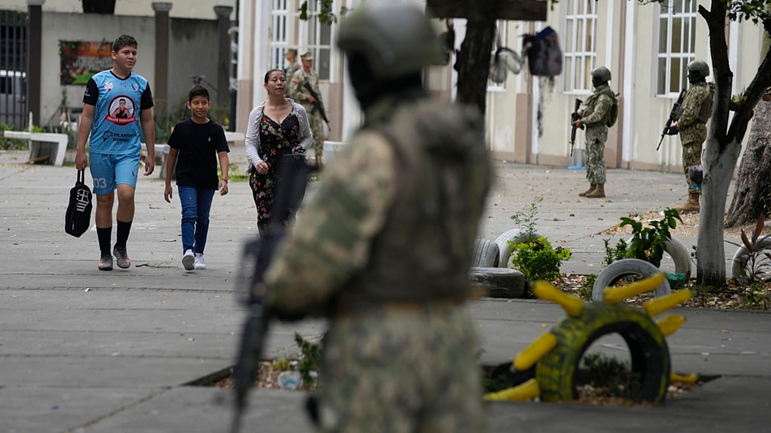 Vor einem Wahlbüro in Guaquil in Ecuador