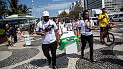 Angehörige von ermordetem brasilianischen Junge protestieren in Rio de Janeiro