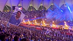 مشجع يلوح بعلم يحمل صورة المهاجم البرازيلي نيمار في استاد الملك فهد الدولي بالرياض.